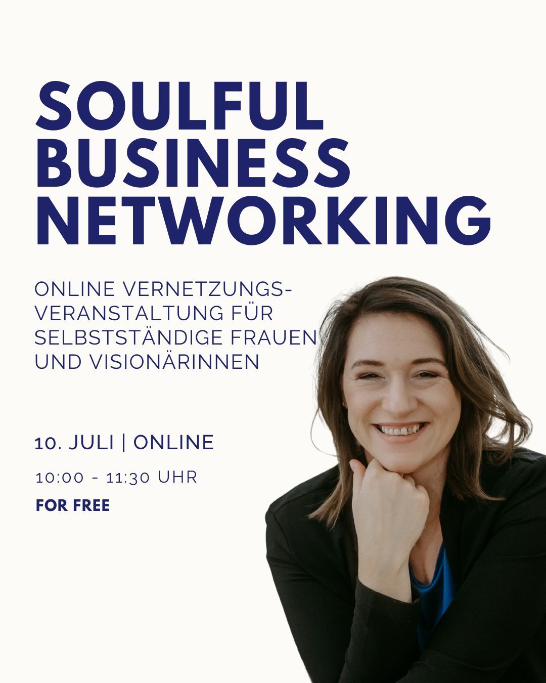 Sarah stütz sich auf ihre Faust, lächelt. Soulful Business Networking