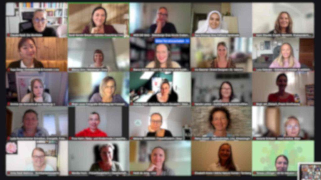 Zoomraum mit 20 Teilnehmerinnen