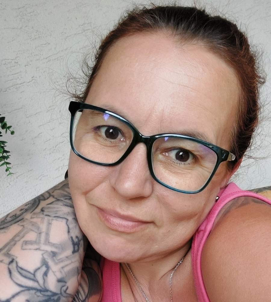 Melanie mit Brille und Tanktop