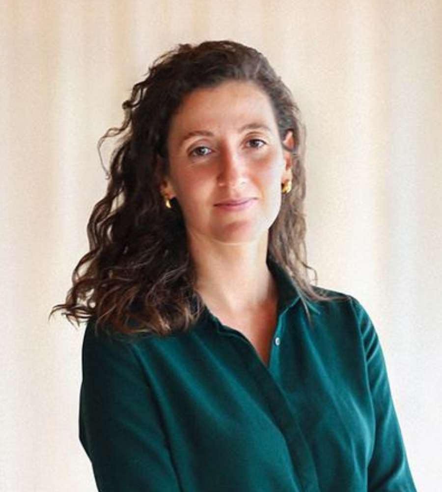 Portraitfoto von Carina mit grüner Bluse