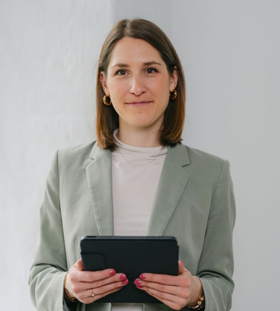 Simone im Blazer mit Tablet in der Hand