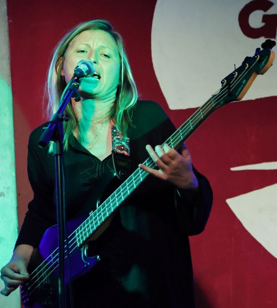 Simone an der Gitarre, singend.