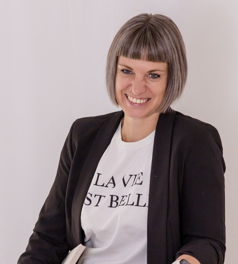 Bianca im Profil mit weißen Shirt und schwarzen Blazer