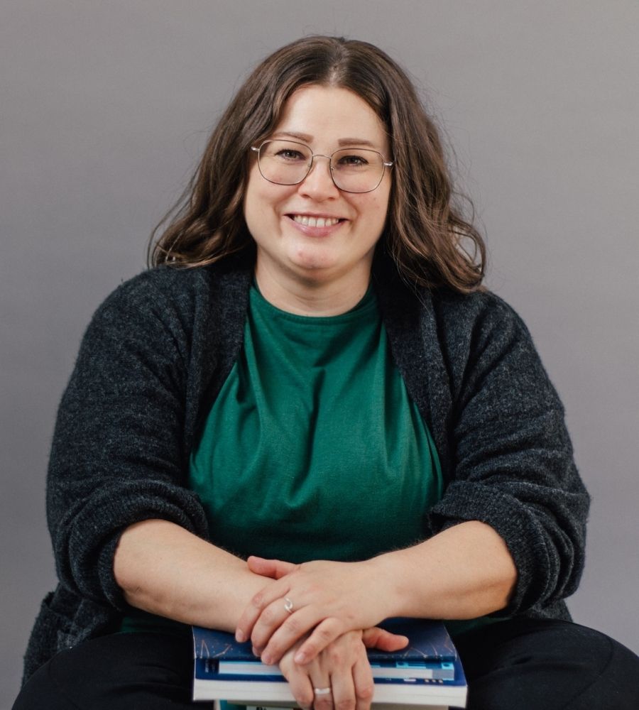 Andrea mit ein paar Bücher